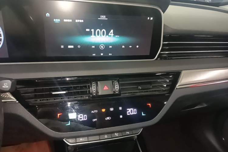Used Hongqi HS5 2019 2.0T Smart Connect Flagship All-Wheel-Drive Version Audio And AC Panel