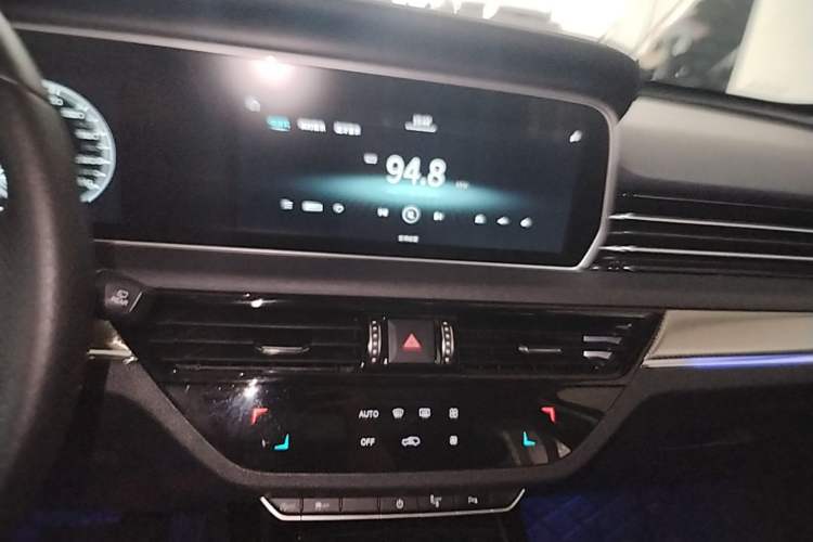 Used Hongqi HS5 2019 2.0T Smart Connect Flagship Edition Audio And AC Panel
