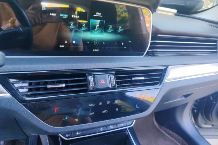 Used Hongqi HS5 2019 2.0T Smart Connect Flagship All-Wheel-Drive Version Audio And AC Panel