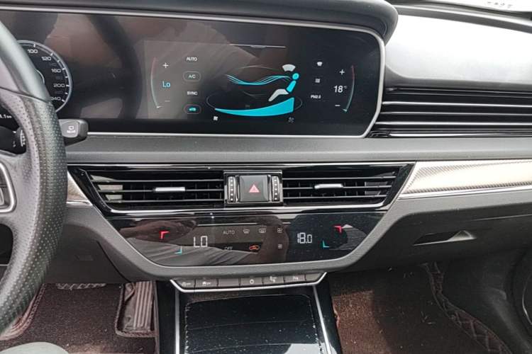 Used Hongqi HS5 2019 2.0T Smart Connect Flagship Edition Audio And AC Panel