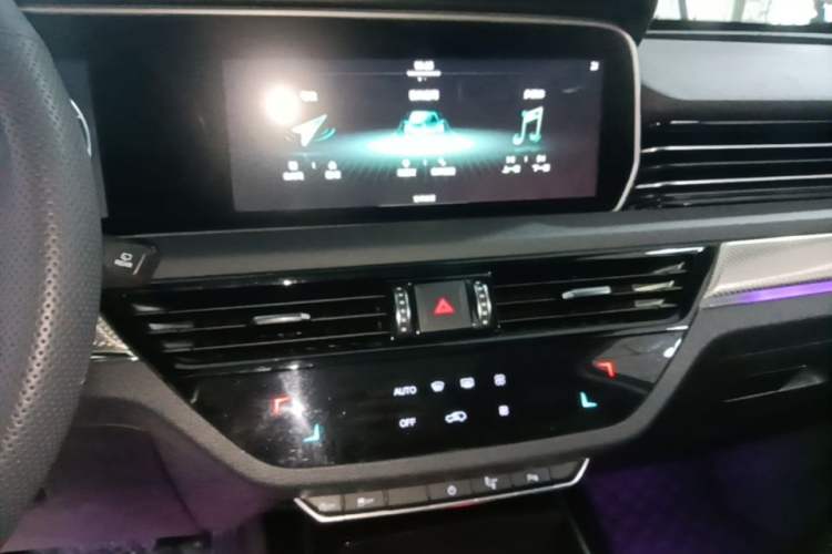 Used Hongqi HS5 2019 2.0T Smart Connect Flagship All-Wheel-Drive Version Audio And AC Panel