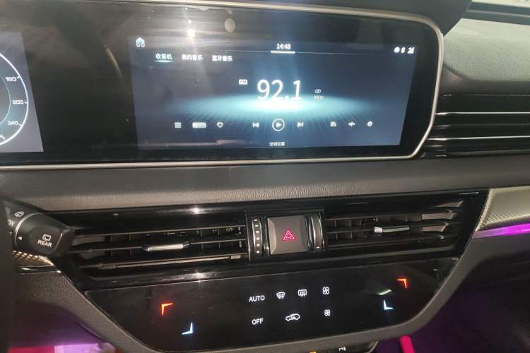 Used Hongqi HS5 2019 2.0T Smart Connect Flagship Edition Audio And AC Panel