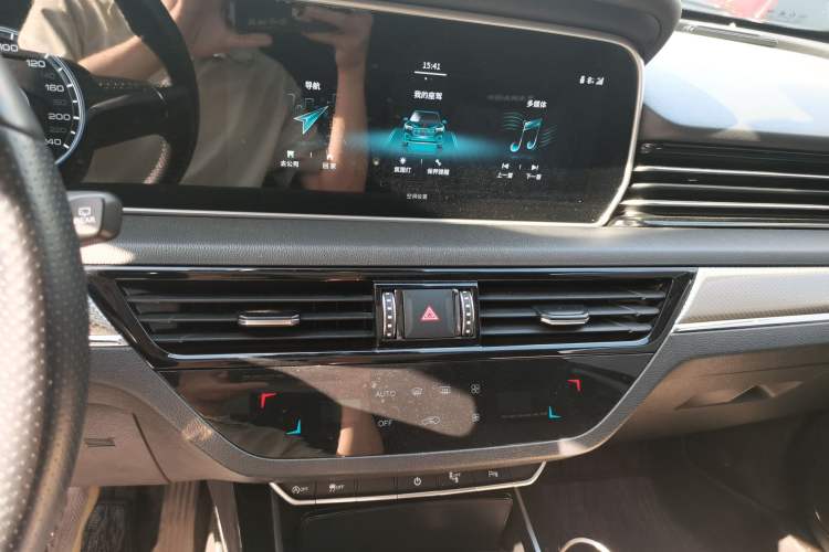 Used Hongqi HS5 2019 2.0T Smart Connect Flagship Edition Audio And AC Panel