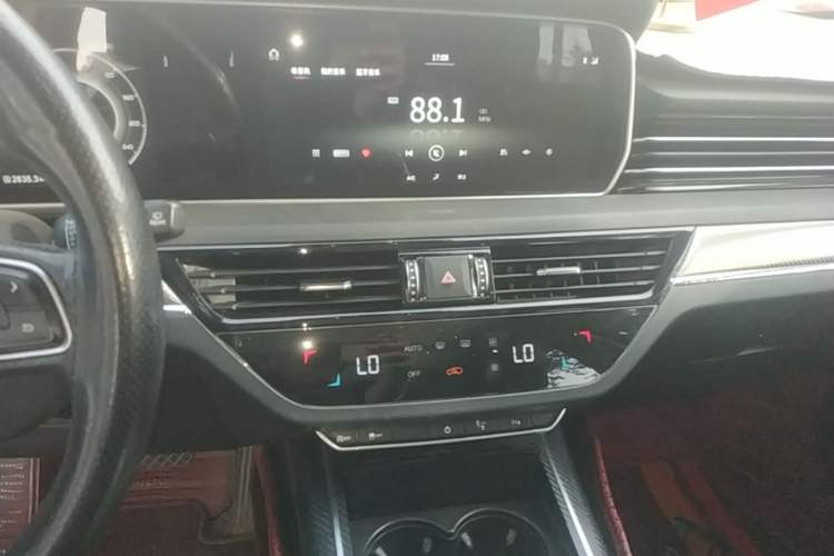 Used Hongqi HS5 2019 2.0T Smart Connect Flagship Edition Audio And AC Panel