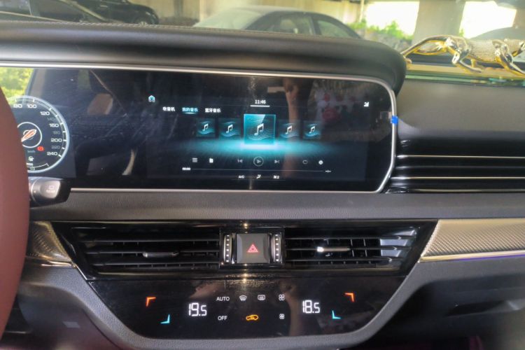 Used Hongqi HS5 2019 2.0T Smart Connect Flagship Edition Audio And AC Panel