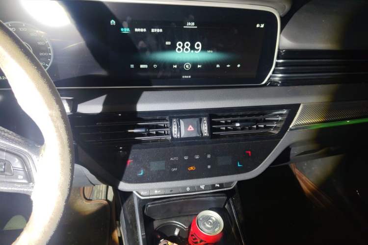 Used Hongqi HS5 2019 2.0T Smart Connect Flagship All-Wheel-Drive Version Audio And AC Panel