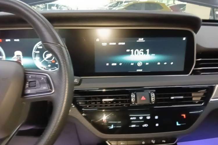 Used Hongqi HS5 2019 2.0T Smart Connect Flagship All-Wheel-Drive Version Audio And AC Panel