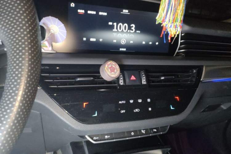 Used Hongqi HS5 2019 2.0T Smart Connect Flagship Edition Audio And AC Panel