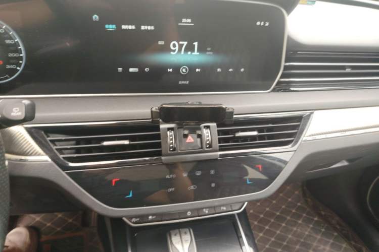 Used Hongqi HS5 2019 2.0T Smart Connect Flagship All-Wheel-Drive Version Audio And AC Panel