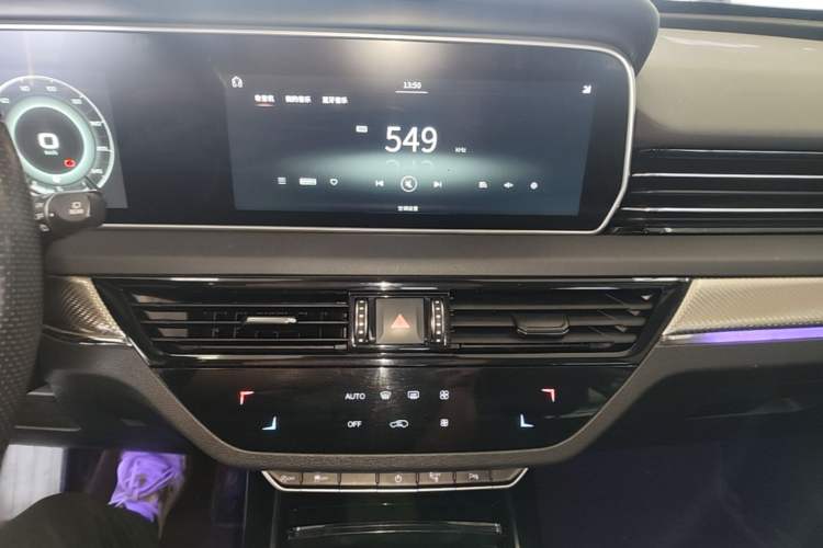 Used Hongqi HS5 2019 2.0T Smart Connect Flagship All-Wheel-Drive Version Audio And AC Panel