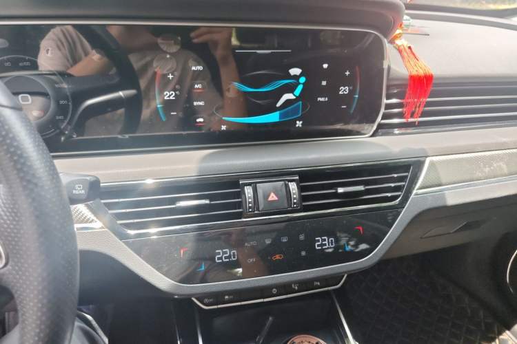 Used Hongqi HS5 2019 2.0T Smart Connect Flagship Edition Audio And AC Panel