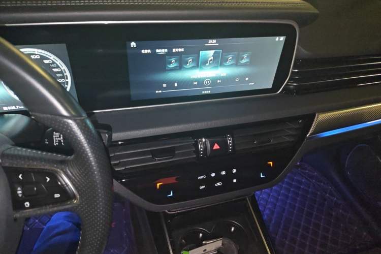 Used Hongqi HS5 2019 2.0T Smart Connect Flagship All-Wheel-Drive Version Audio And AC Panel