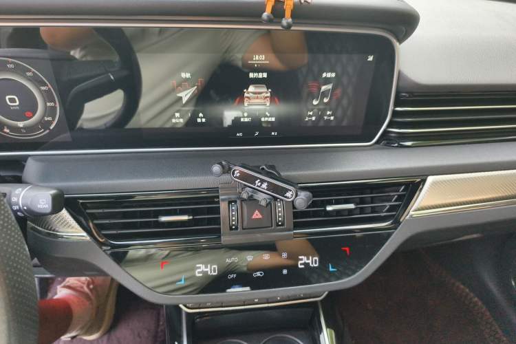 Used Hongqi HS5 2019 2.0T Smart Connect Flagship All-Wheel-Drive Version Audio And AC Panel