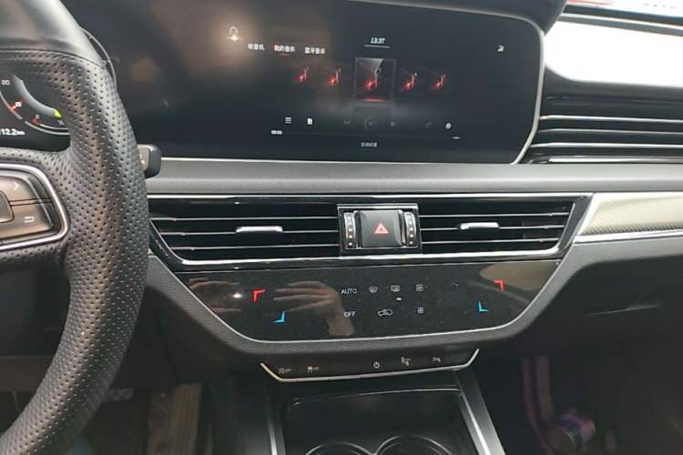 Used Hongqi HS5 2019 2.0T Smart Connect Flagship All-Wheel-Drive Version Audio And AC Panel