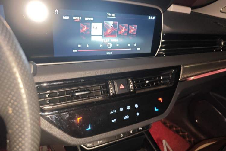 Used Hongqi HS5 2019 2.0T Smart Connect Flagship Edition Audio And AC Panel