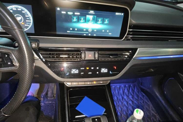 Used Hongqi HS5 2019 2.0T Smart Connect Flagship All-Wheel-Drive Version Audio And AC Panel