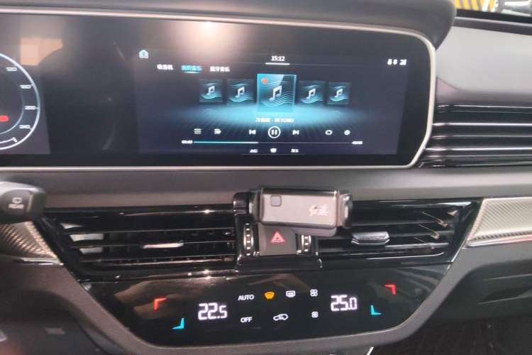 Used Hongqi HS5 2019 2.0T Smart Connect Flagship All-Wheel-Drive Version Audio And AC Panel