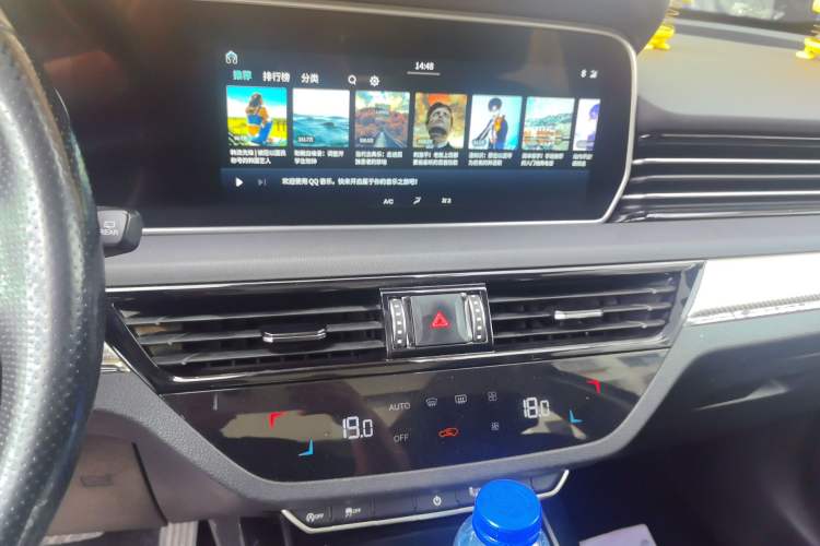 Used Hongqi HS5 2019 2.0T Smart Connect Flagship Edition Audio And AC Panel