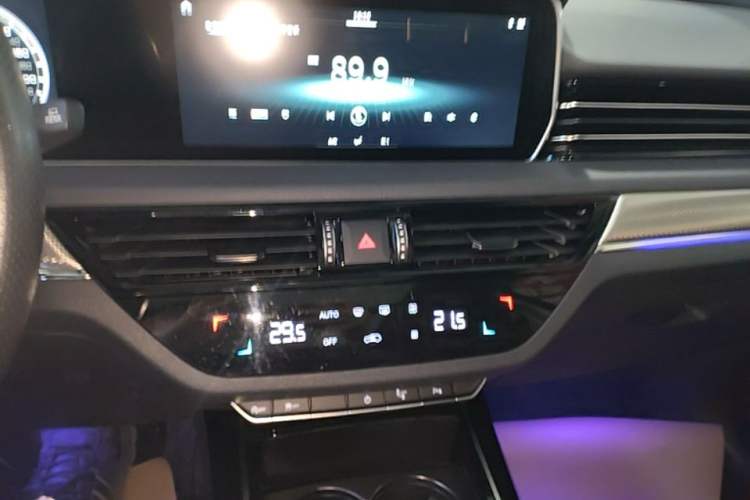 Used Hongqi HS5 2019 2.0T Smart Connect Flagship All-Wheel-Drive Version Audio And AC Panel