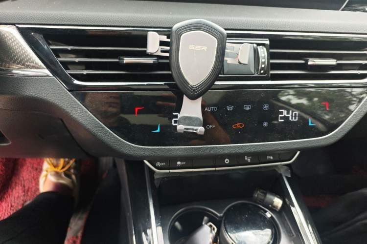 Used Hongqi HS5 2019 2.0T Smart Connect Flagship Edition Audio And AC Panel