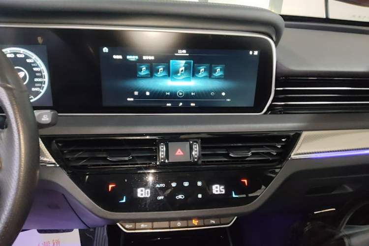 Used Hongqi HS5 2019 2.0T Smart Connect Flagship All-Wheel-Drive Version Audio And AC Panel