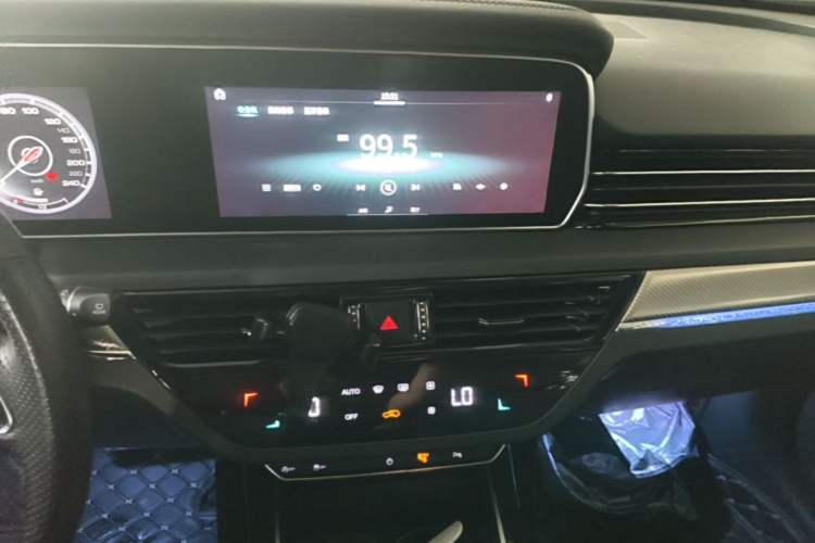 Used Hongqi HS5 2019 2.0T Smart Connect Flagship All-Wheel-Drive Version Audio And AC Panel