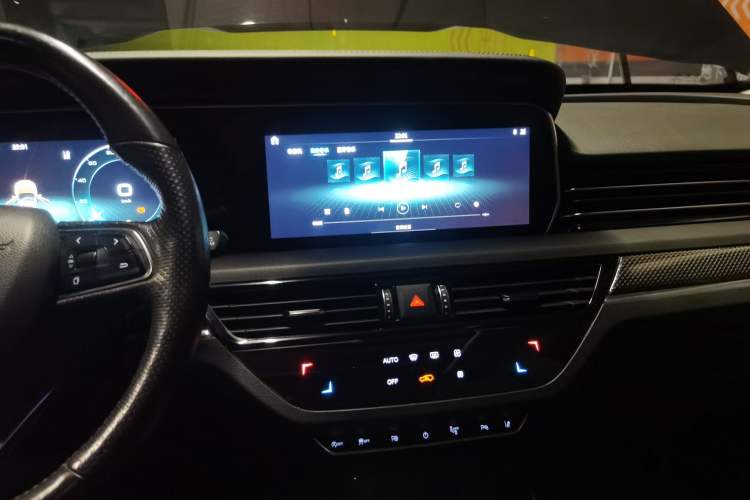 Used Hongqi HS5 2019 2.0T Smart Connect Flagship Edition Audio And AC Panel
