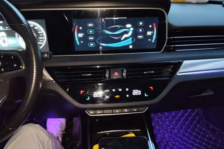 Used Hongqi HS5 2019 2.0T Smart Connect Flagship Edition Audio And AC Panel