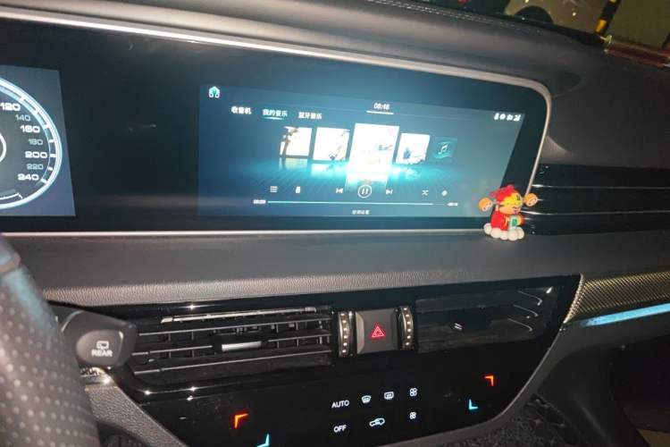 Used Hongqi HS5 2019 2.0T Smart Connect Flagship Edition Audio And AC Panel