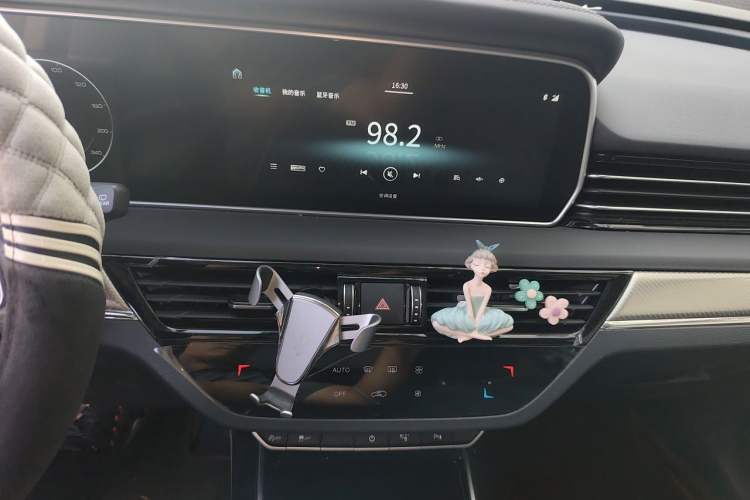 Used Hongqi HS5 2019 2.0T Smart Connect Flagship All-Wheel-Drive Version Audio And AC Panel