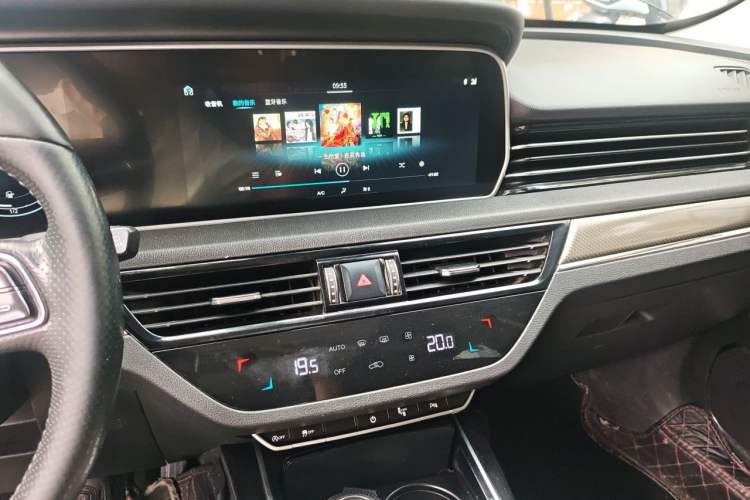 Used Hongqi HS5 2019 2.0T Smart Connect Flagship All-Wheel-Drive Version Audio And AC Panel