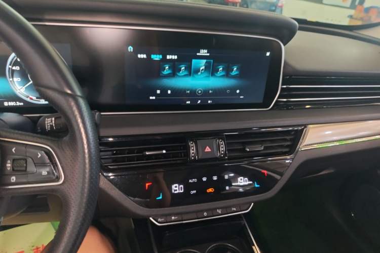 Used Hongqi HS5 2019 2.0T Smart Connect Flagship All-Wheel-Drive Version Audio And AC Panel