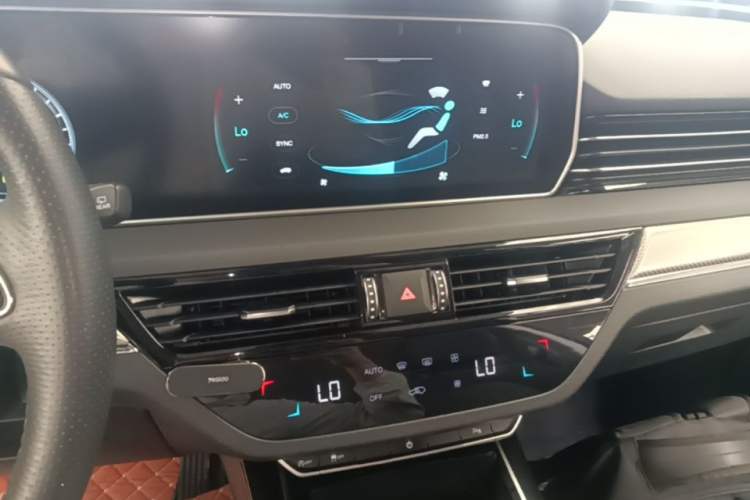Used Hongqi HS5 2019 2.0T Smart Connect Flagship Edition Audio And AC Panel