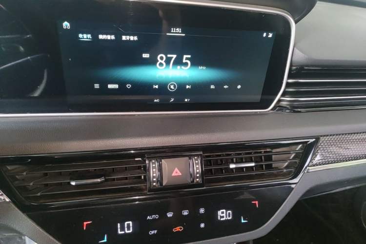 Used Hongqi HS5 2019 2.0T Smart Connect Flagship All-Wheel-Drive Version Audio And AC Panel