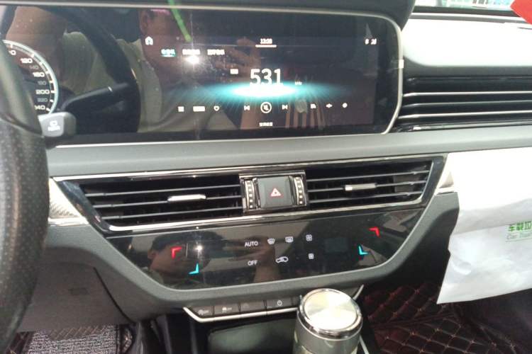 Used Hongqi HS5 2019 2.0T Smart Connect Flagship Edition Audio And AC Panel
