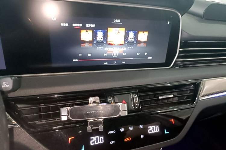 Used Hongqi HS5 2019 2.0T Smart Connect Flagship Edition Audio And AC Panel