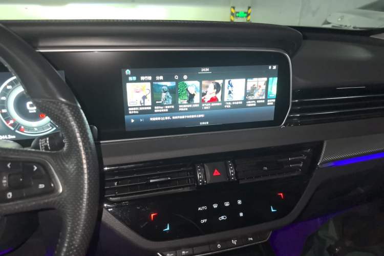 Used Hongqi HS5 2019 2.0T Smart Connect Flagship All-Wheel-Drive Version Audio And AC Panel