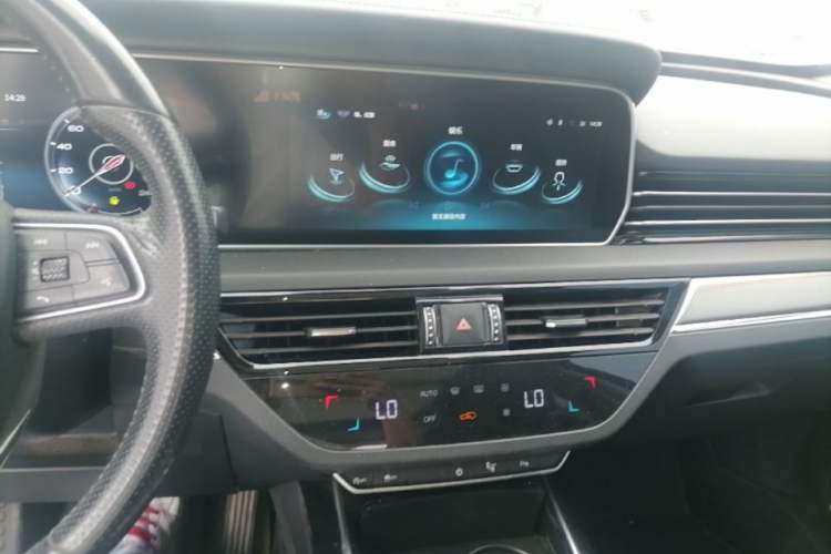 Used Hongqi HS5 2019 2.0T Smart Connect Flagship All-Wheel-Drive Version Audio And AC Panel