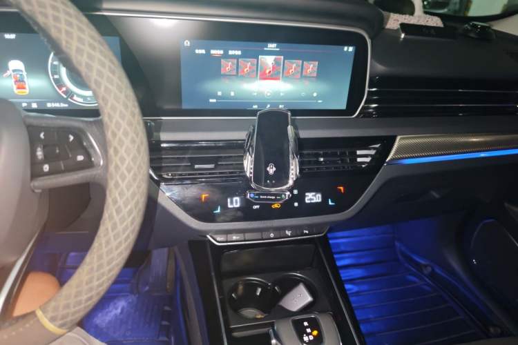 Used Hongqi HS5 2019 2.0T Smart Connect Flagship All-Wheel-Drive Version Audio And AC Panel