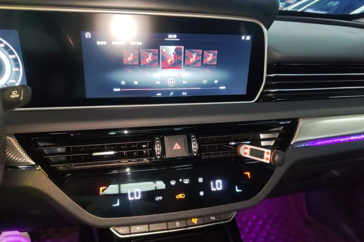 Used Hongqi HS5 2019 2.0T Smart Connect Flagship Edition Audio And AC Panel
