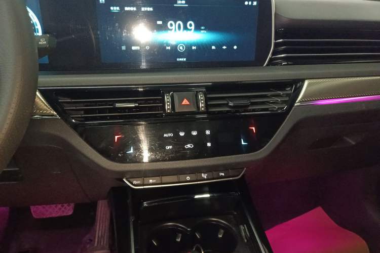 Used Hongqi HS5 2019 2.0T Smart Connect Flagship Edition Audio And AC Panel