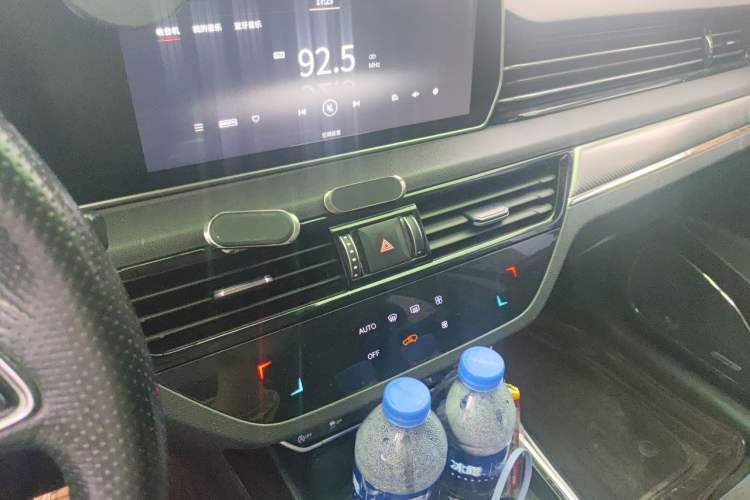 Used Hongqi HS5 2019 2.0T Smart Connect Flagship Edition Audio And AC Panel
