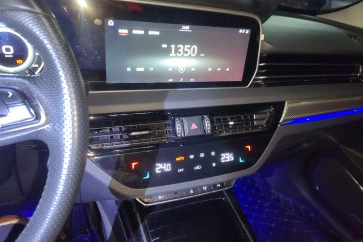 Used Hongqi HS5 2019 2.0T Smart Connect Flagship All-Wheel-Drive Version Audio And AC Panel