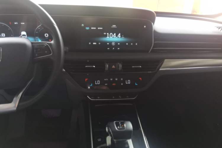 Used Hongqi HS5 2019 2.0T Smart Connect Flagship Edition Audio And AC Panel