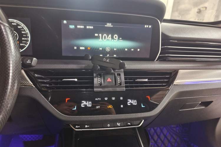 Used Hongqi HS5 2019 2.0T Smart Connect Flagship All-Wheel-Drive Version Audio And AC Panel