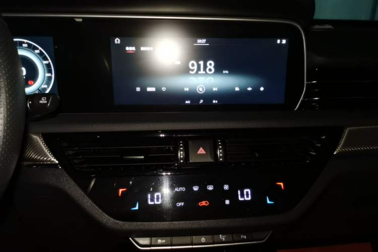 Used Hongqi HS5 2019 2.0T Smart Connect Flagship Edition Audio And AC Panel