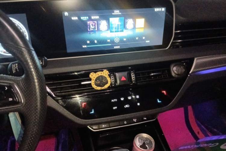 Used Hongqi HS5 2019 2.0T Smart Connect Flagship All-Wheel-Drive Version Audio And AC Panel