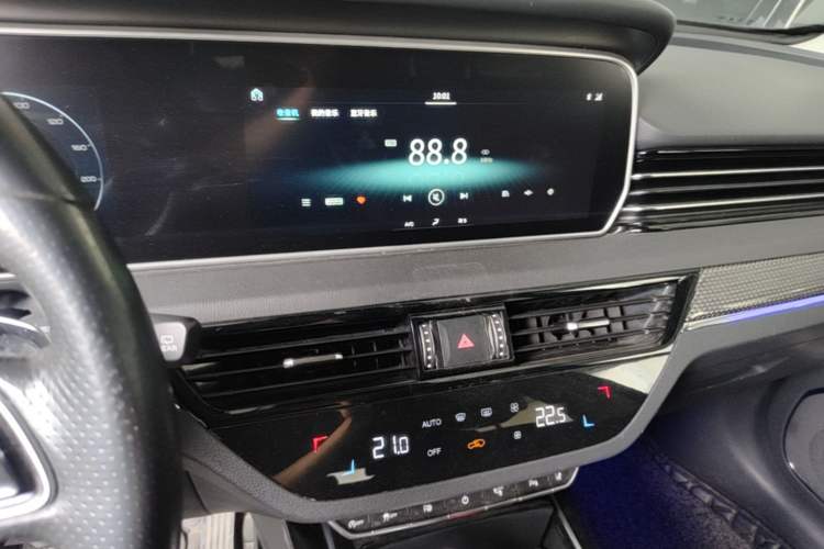 Used Hongqi HS5 2019 2.0T Smart Connect Flagship All-Wheel-Drive Version Audio And AC Panel