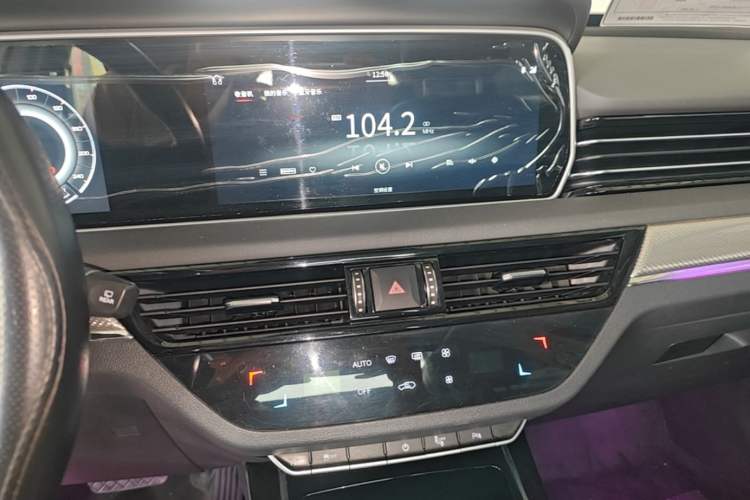 Used Hongqi HS5 2019 2.0T Smart Connect Flagship All-Wheel-Drive Version Audio And AC Panel