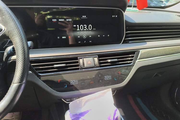 Used Hongqi HS5 2019 2.0T Smart Connect Flagship Edition Audio And AC Panel